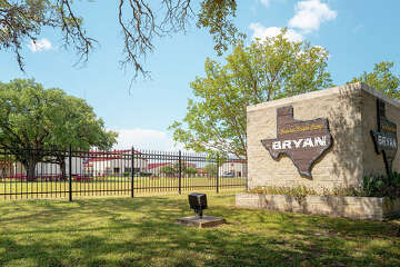 Emails allege special treatment for Ghislaine Maxwell at Texas prison