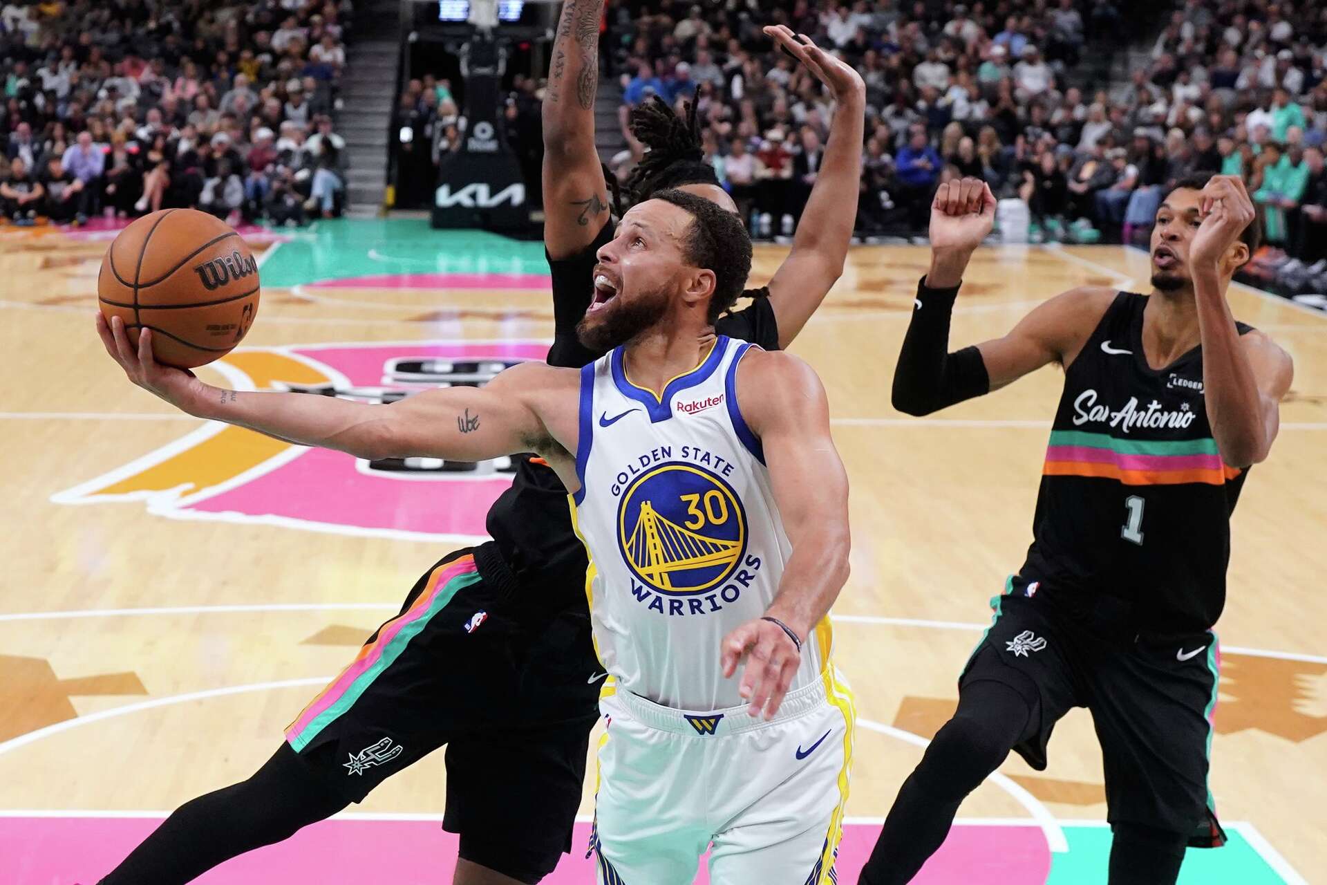 Steph Curry pours in 46 as Warriors hand Spurs their first home loss, image size:1920x1280