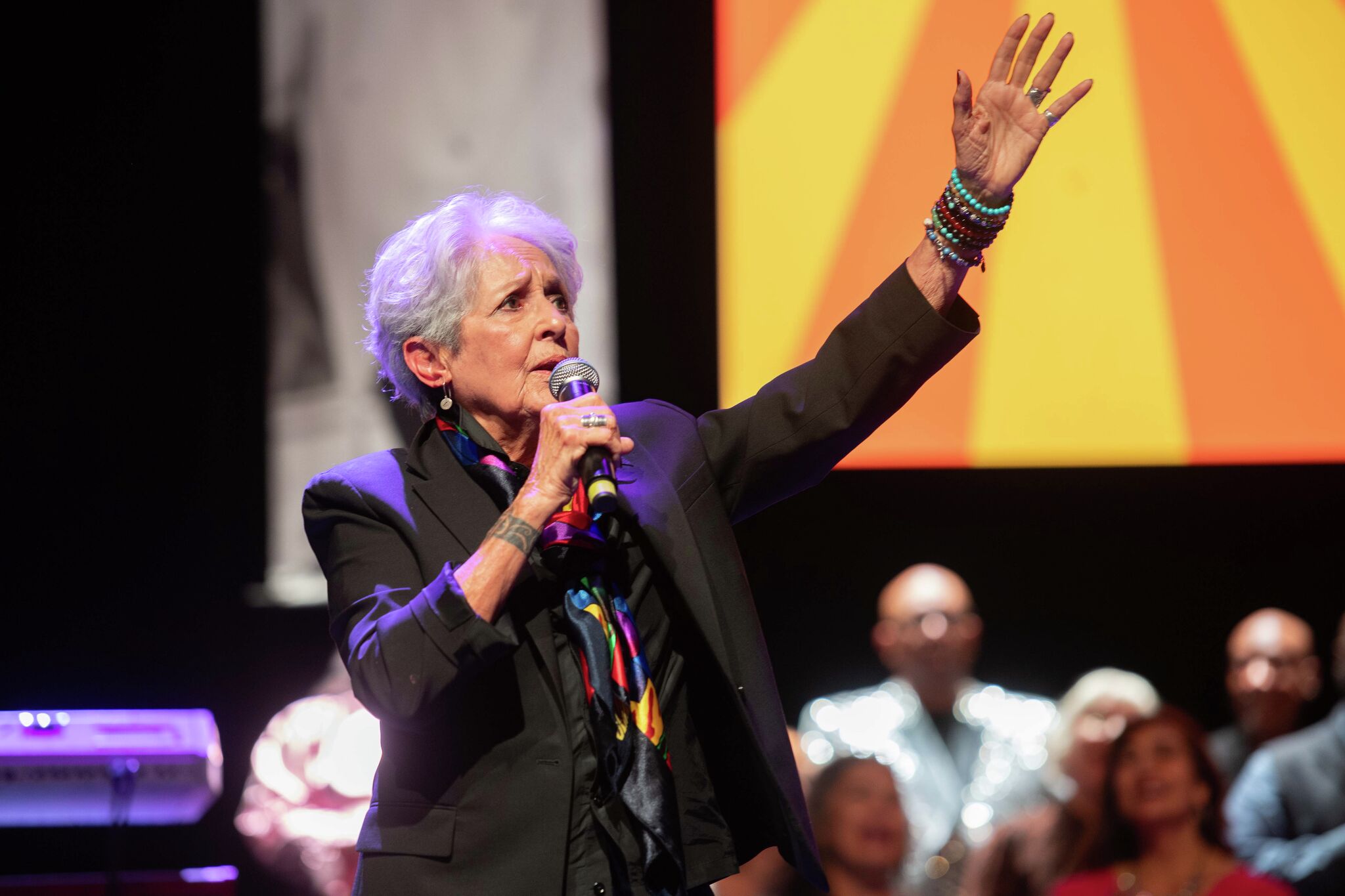 Joan Baez wird bei der gefühlvollen 40. Glide Holiday Jam geehrt
