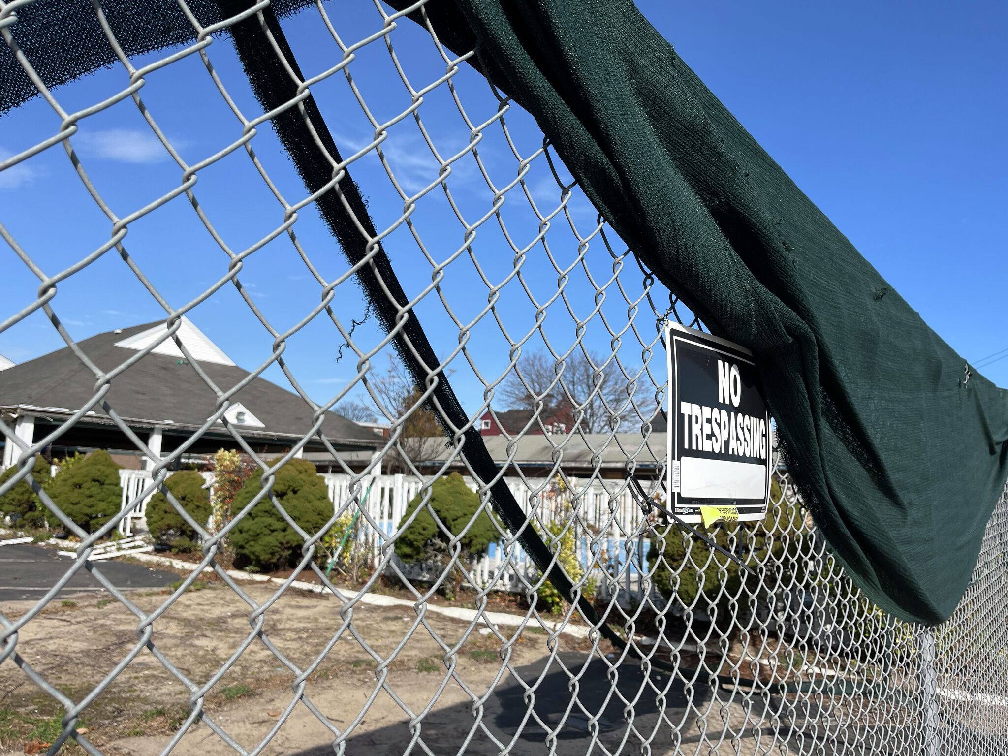 West Haven's colorful, long-closed Debonair Beach Motel to be demolished