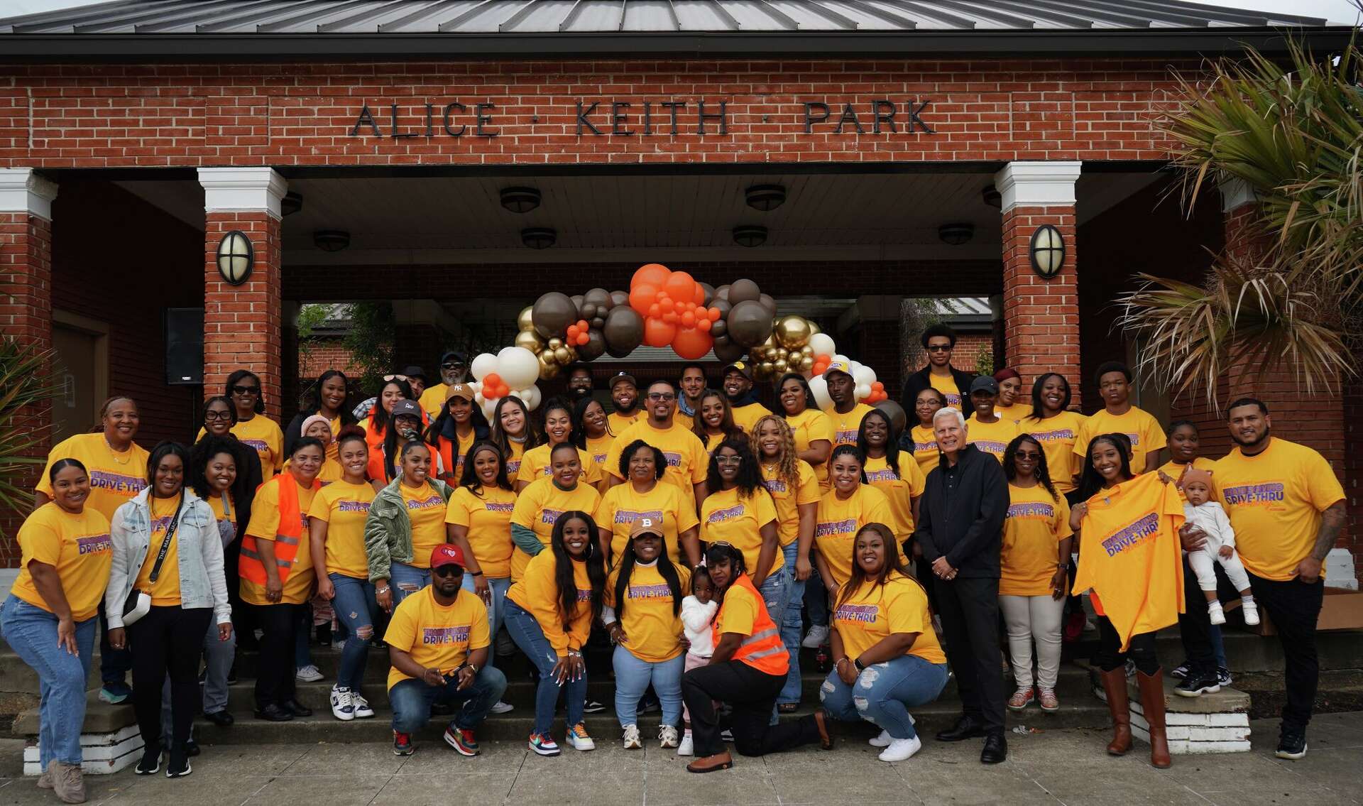 まとめ購入確認用1200■ THANKSGIVING LIVE 2010 Beaumont Thanksgiving drive-thru to help more than 300 families