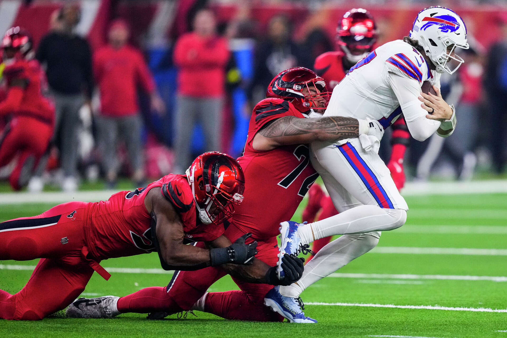 Defesa dos Texans derrubando Josh Allen (Foto: Brett Coomer/Houston Chronicle)