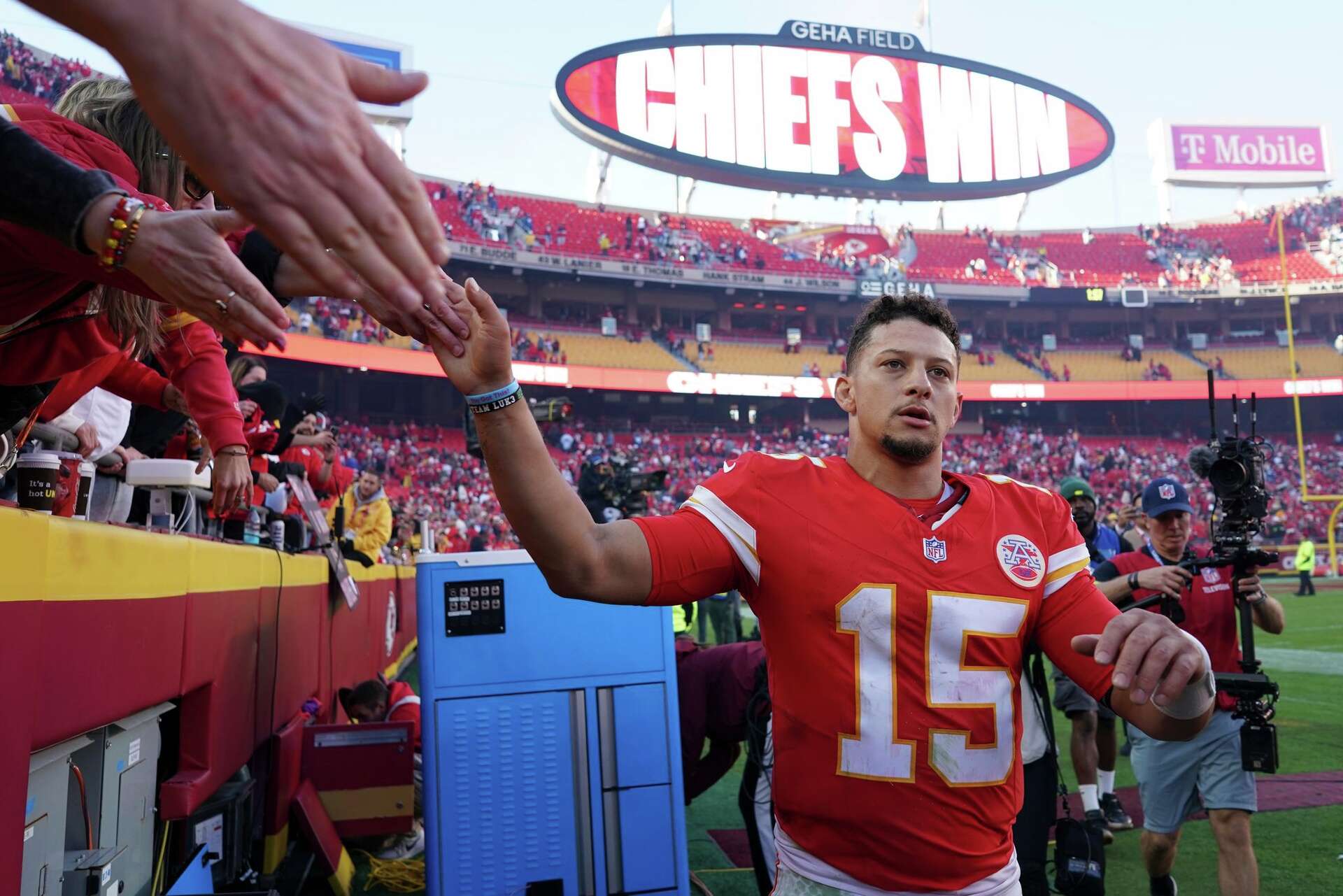 Popular NFL host Annie Agar shows off tan lines while going braless in  'gorgeous' outfit at concert - 'didn't hug a CEO', image size:1920x1281