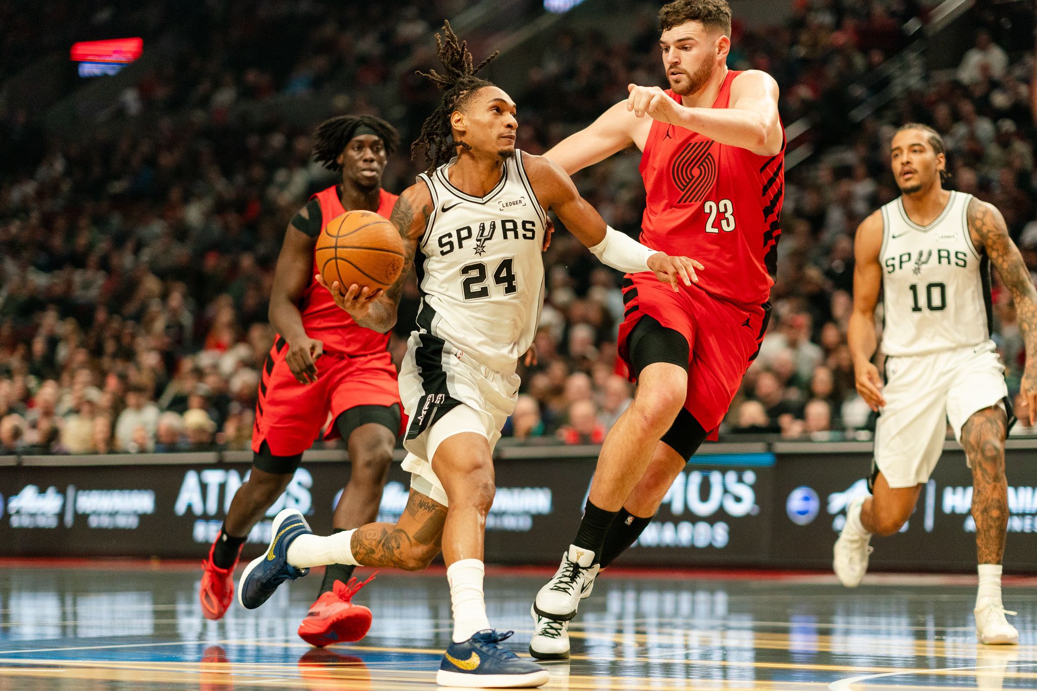 Fox scores 37 points to lead Spurs past Trail Blazers 115-102 in NBA