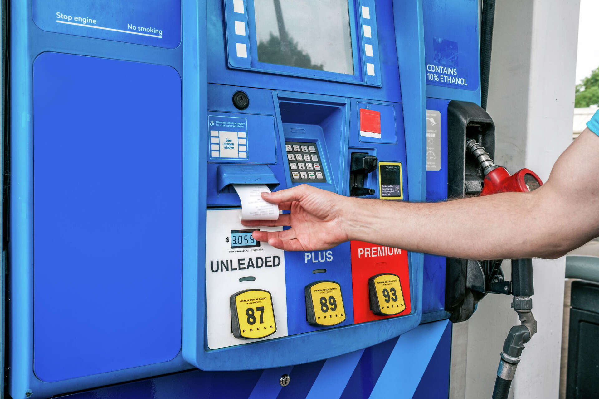 Gas price average across US drops to lowest since 2021, report shows