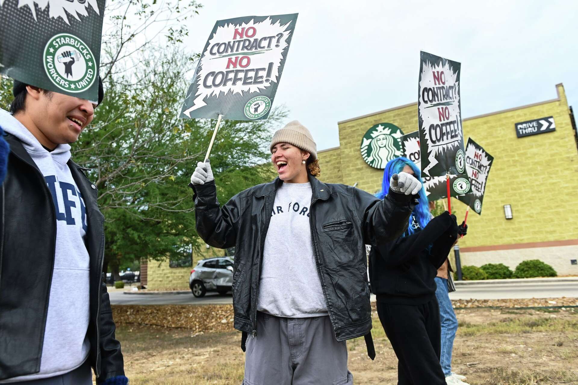 San Antonio Starbucks baristas on strike for better pay, hours(01)