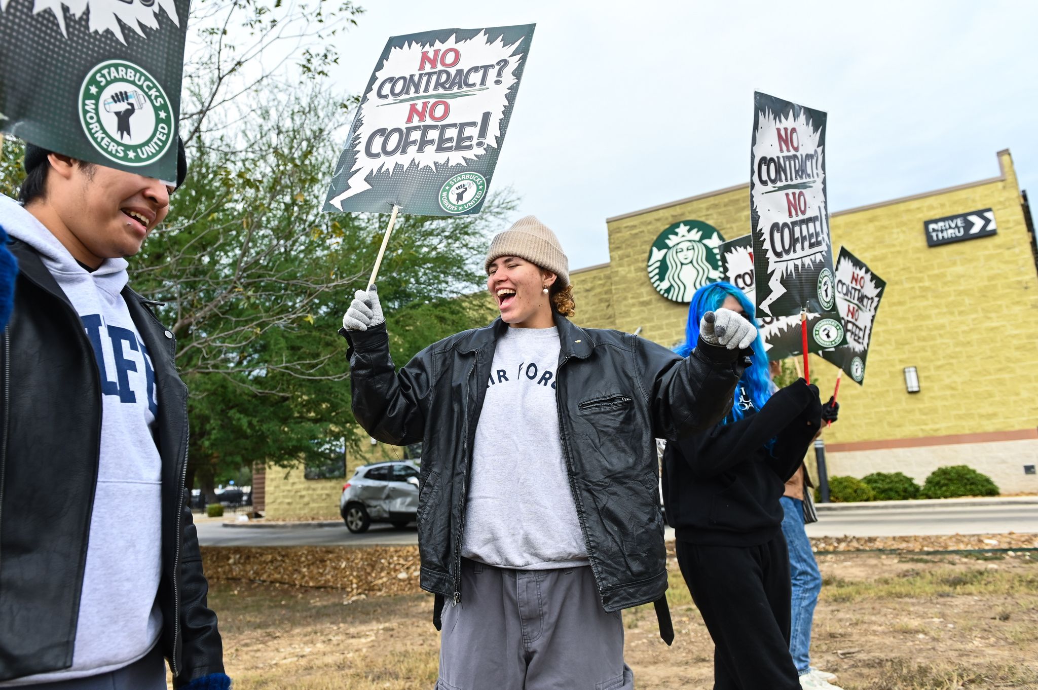 'No contract? No coffee!': Local Starbucks baristas strike for better pay ...