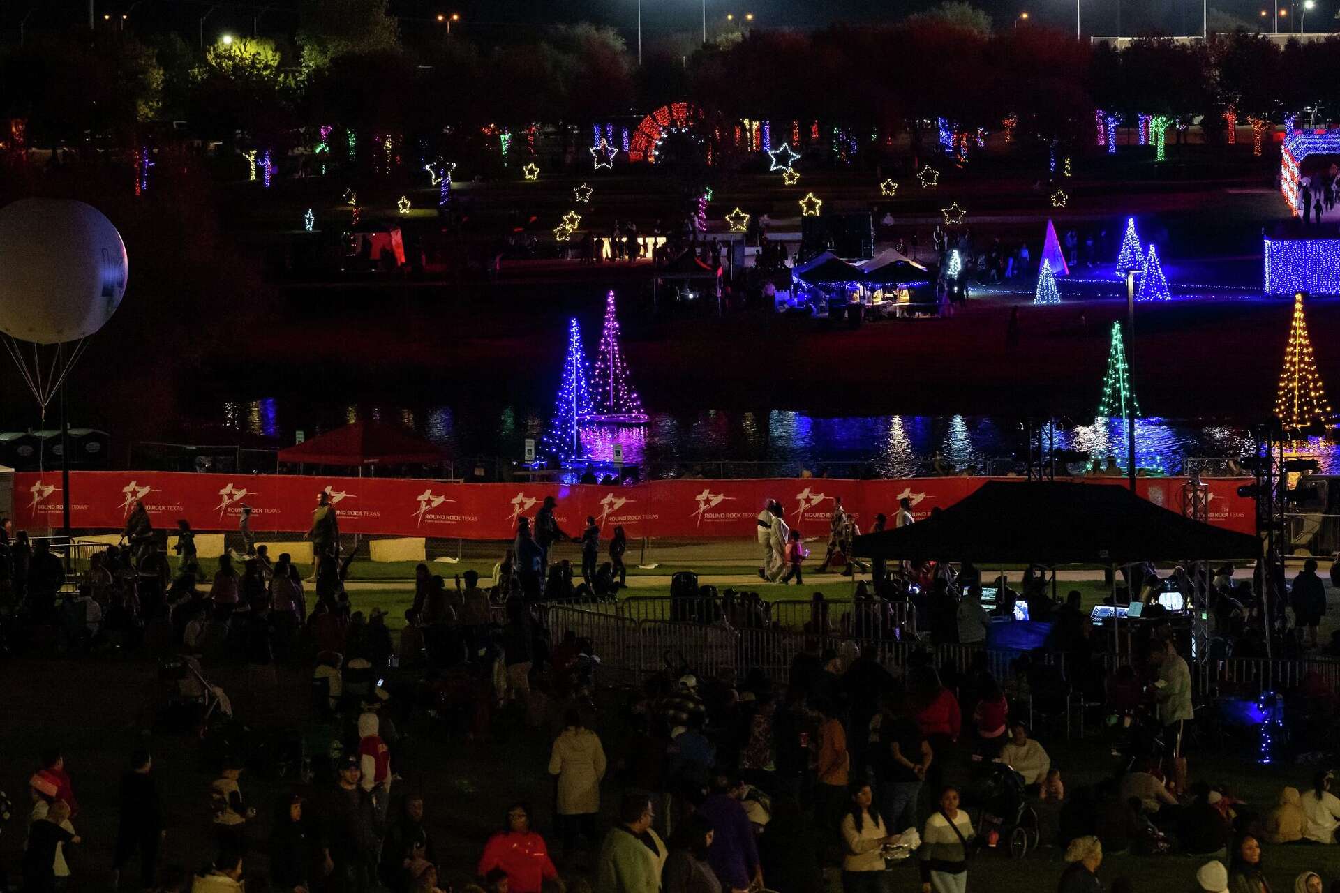 Round Rock gathers to Light Up the Lake