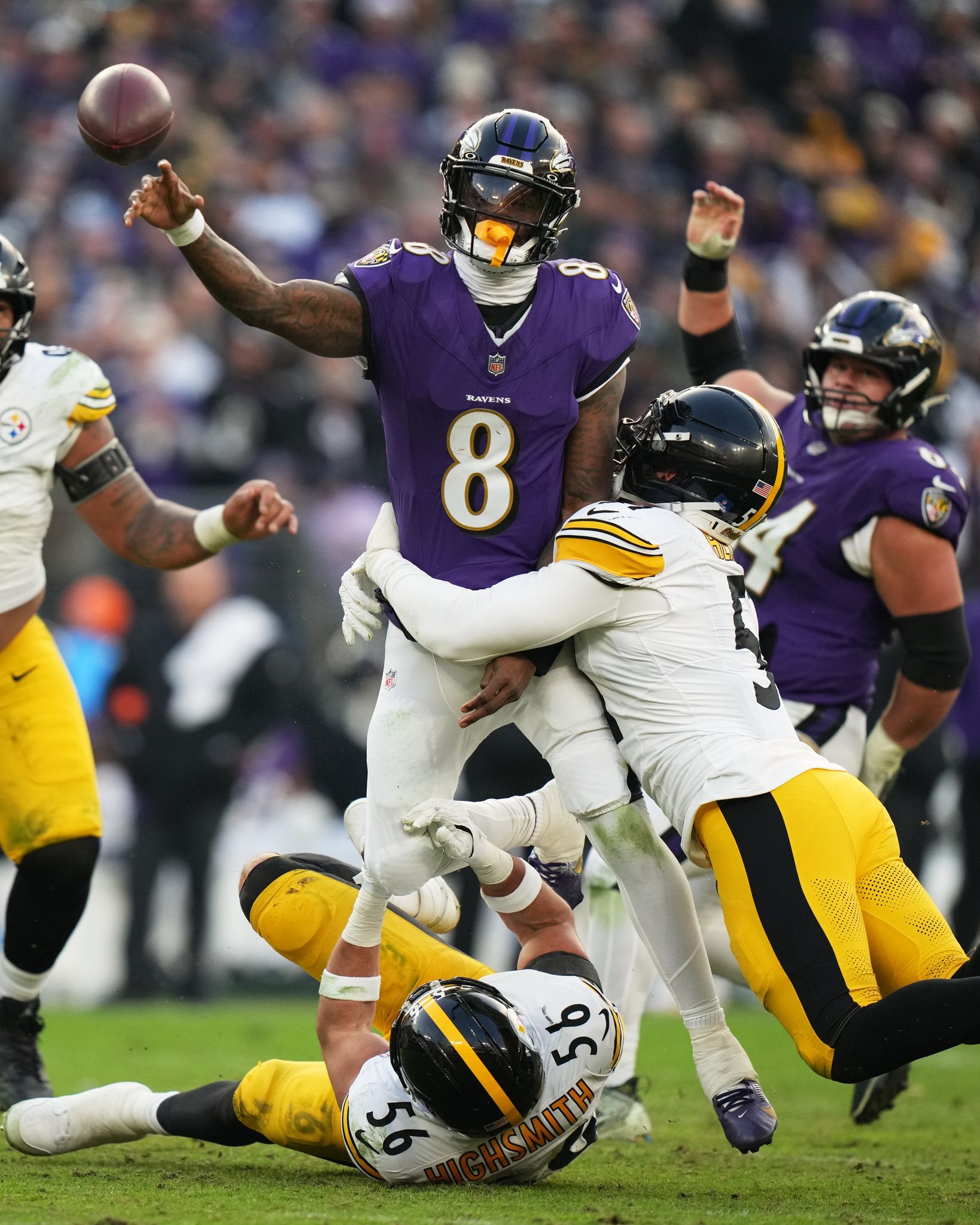 Late reversal helps Steelers hold on for 27-22 win over Ravens and sole ...