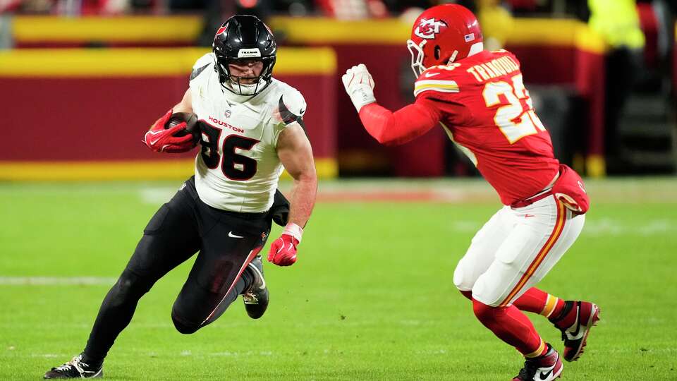 Houston Texans tight end Dalton Schultz (86) runs after making a catch against Kansas City Chiefs linebacker Drue Tranquill (23) during the first half of an NFL football game in Kansas City, Mo., Sunday, Dec. 7, 2025.