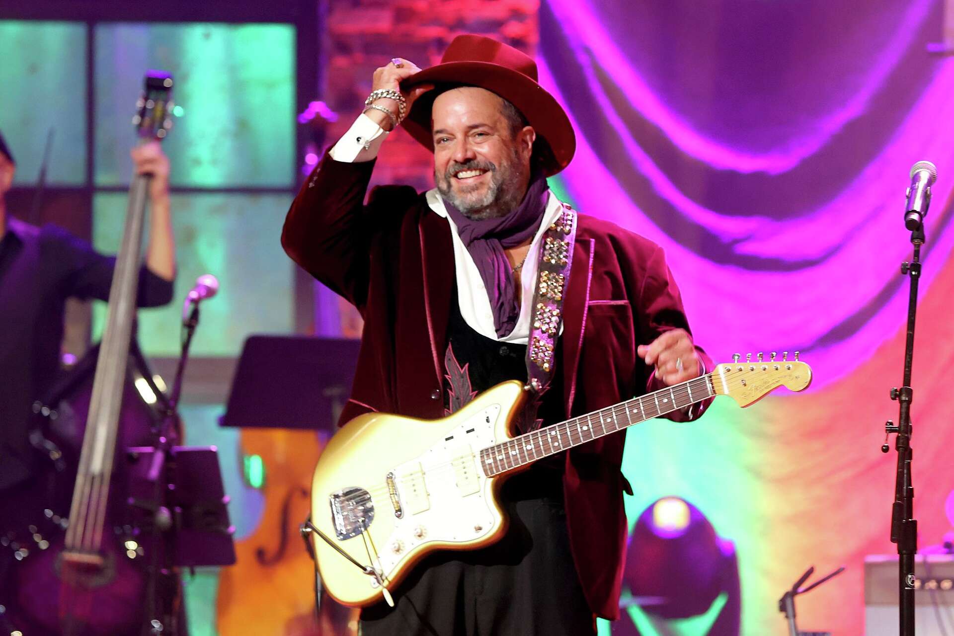 Chris Isaak honors Raul Malo, Mavericks frontman dead at 60(02)
