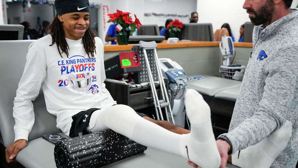 Bryce Lyons, who suffered a season-ending knee injury earlier this year, goes through physical therapy with athletic trainer Jeff Romig at C.E. King High School in Houston, Wednesday, Dec. 10, 2025.