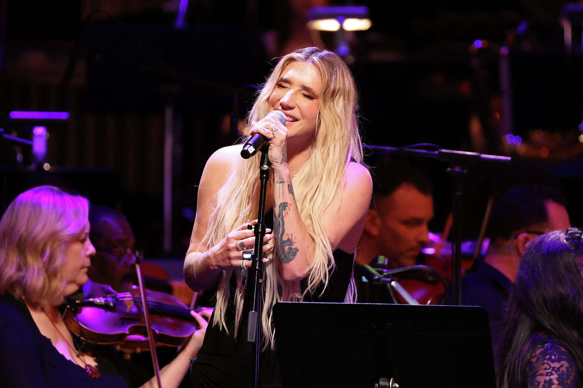 Kesha stuns fans with surprise performance at S.F. bar