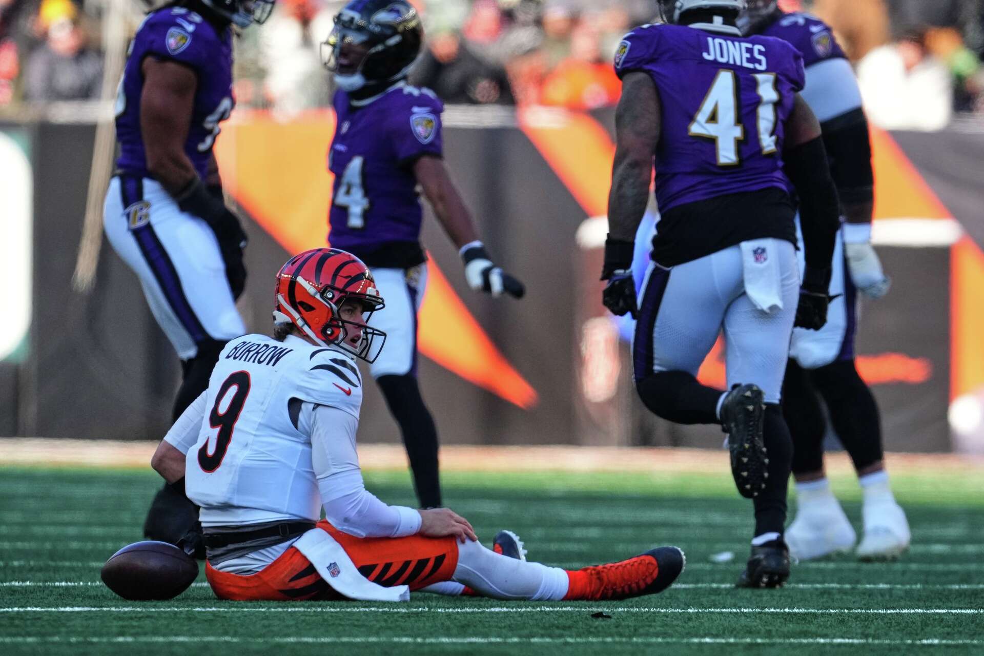 Joe Burrow contra os Ravens (Foto: Jeff Dean/AP)