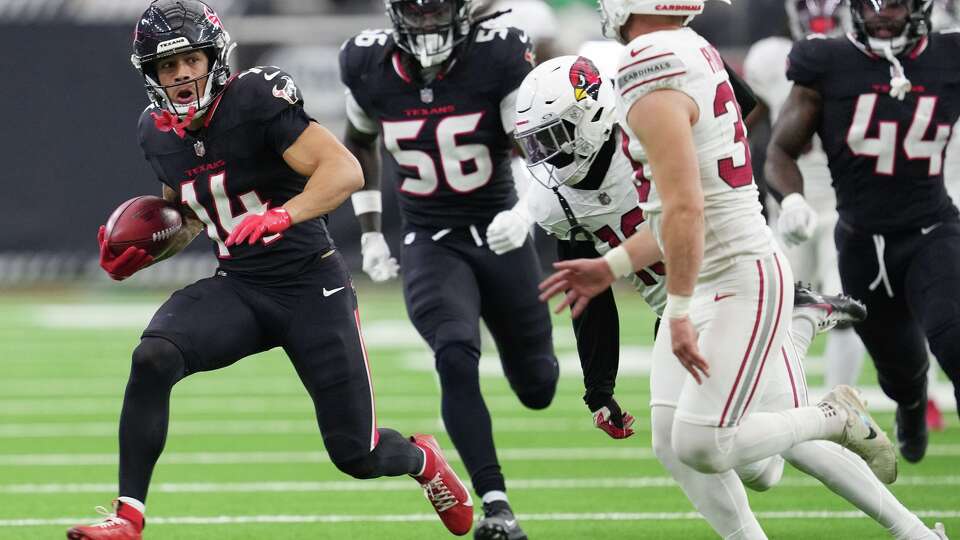 Houston Texans wide receiver Jaylin Noel (14) breaks away from Arizona Cardinals special teams while returning a punt in the second half at NRG Stadium in Houston on Sunday, Dec. 14, 2025. Houston Texans won the game 40-20.