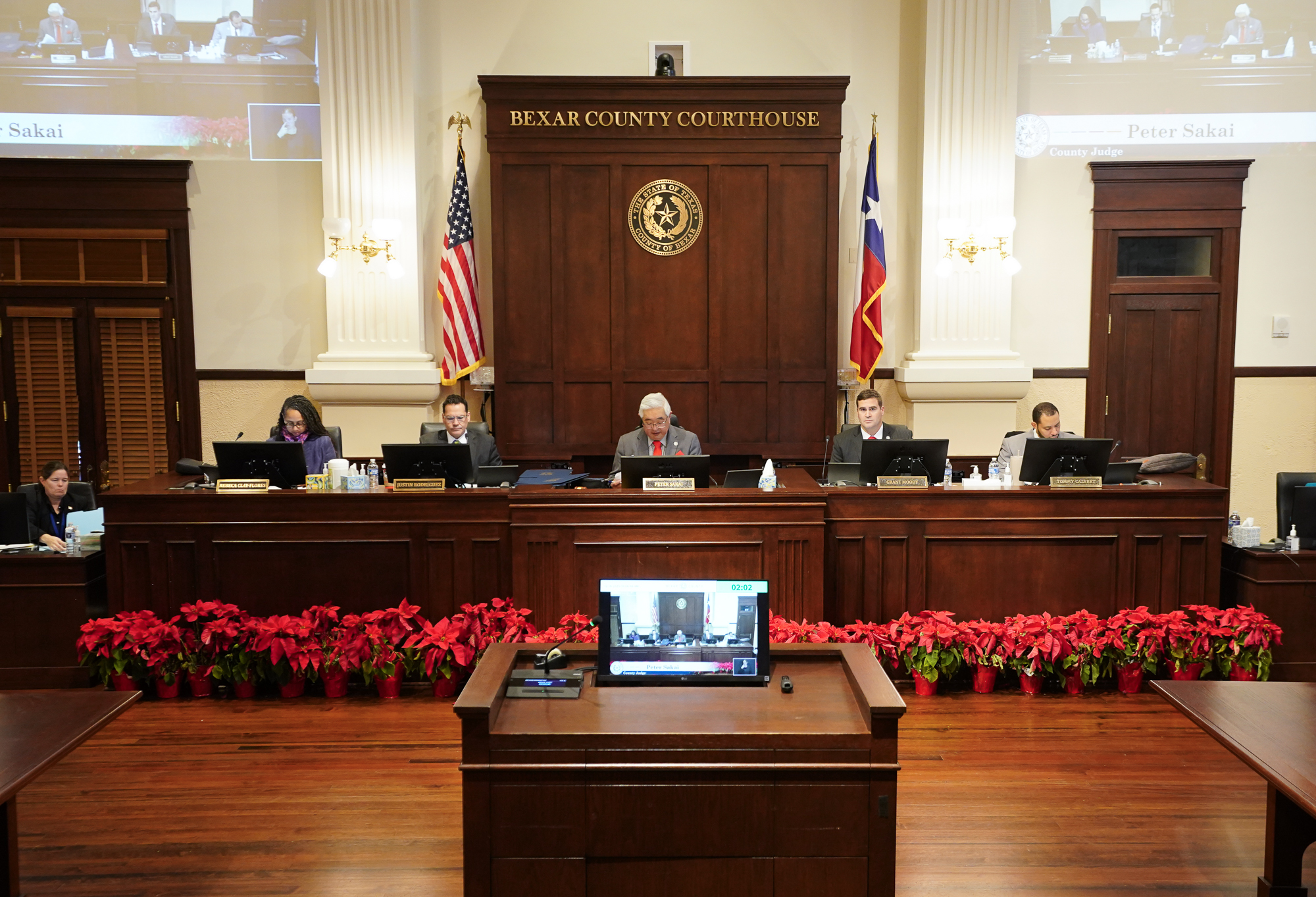 SAPD: At apartment complex near UTSA , woman cuts firefighter