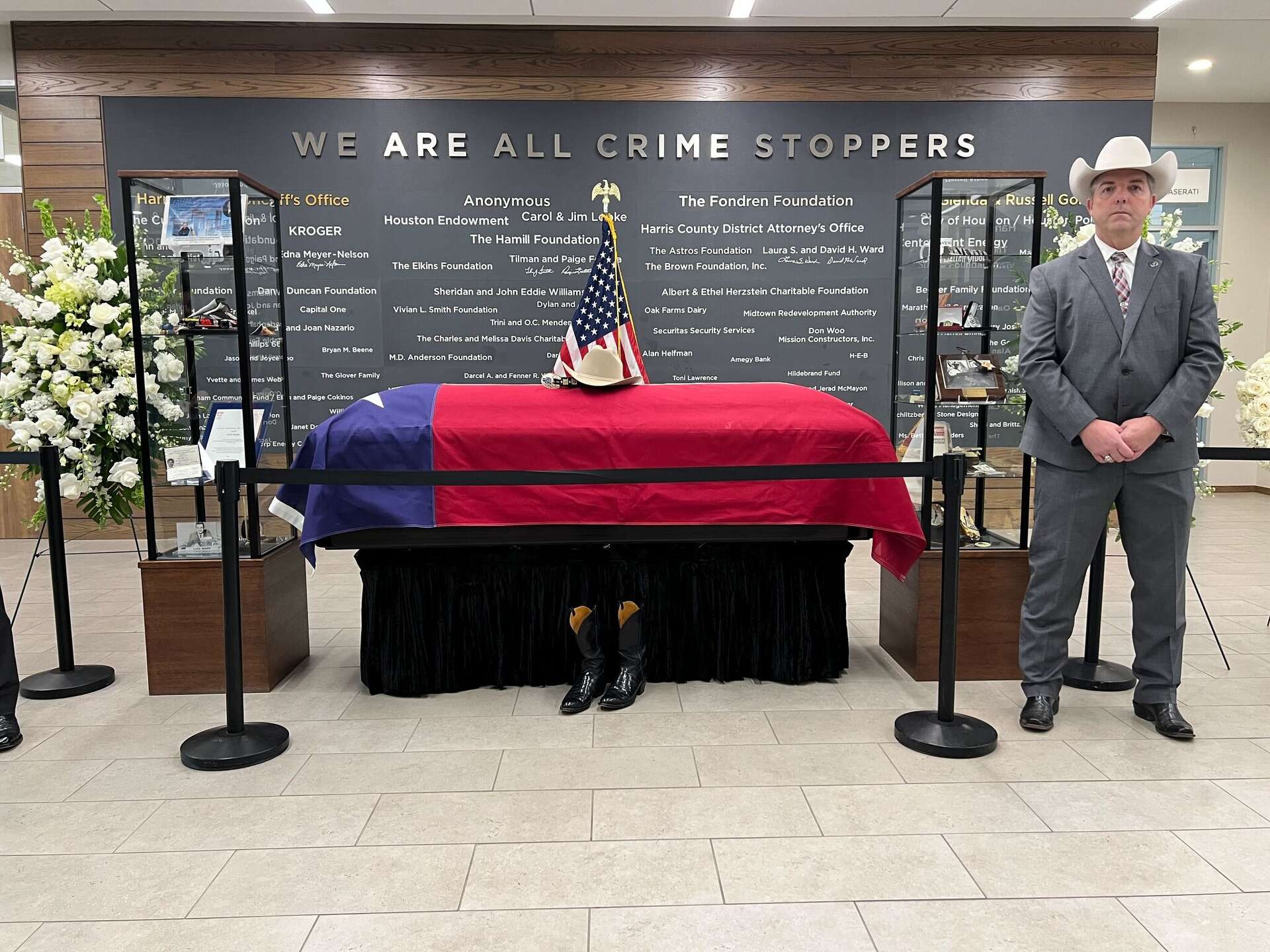 Houstonians honor KTRK anchor Dave Ward as his body lies in repose, image size:1920x1440