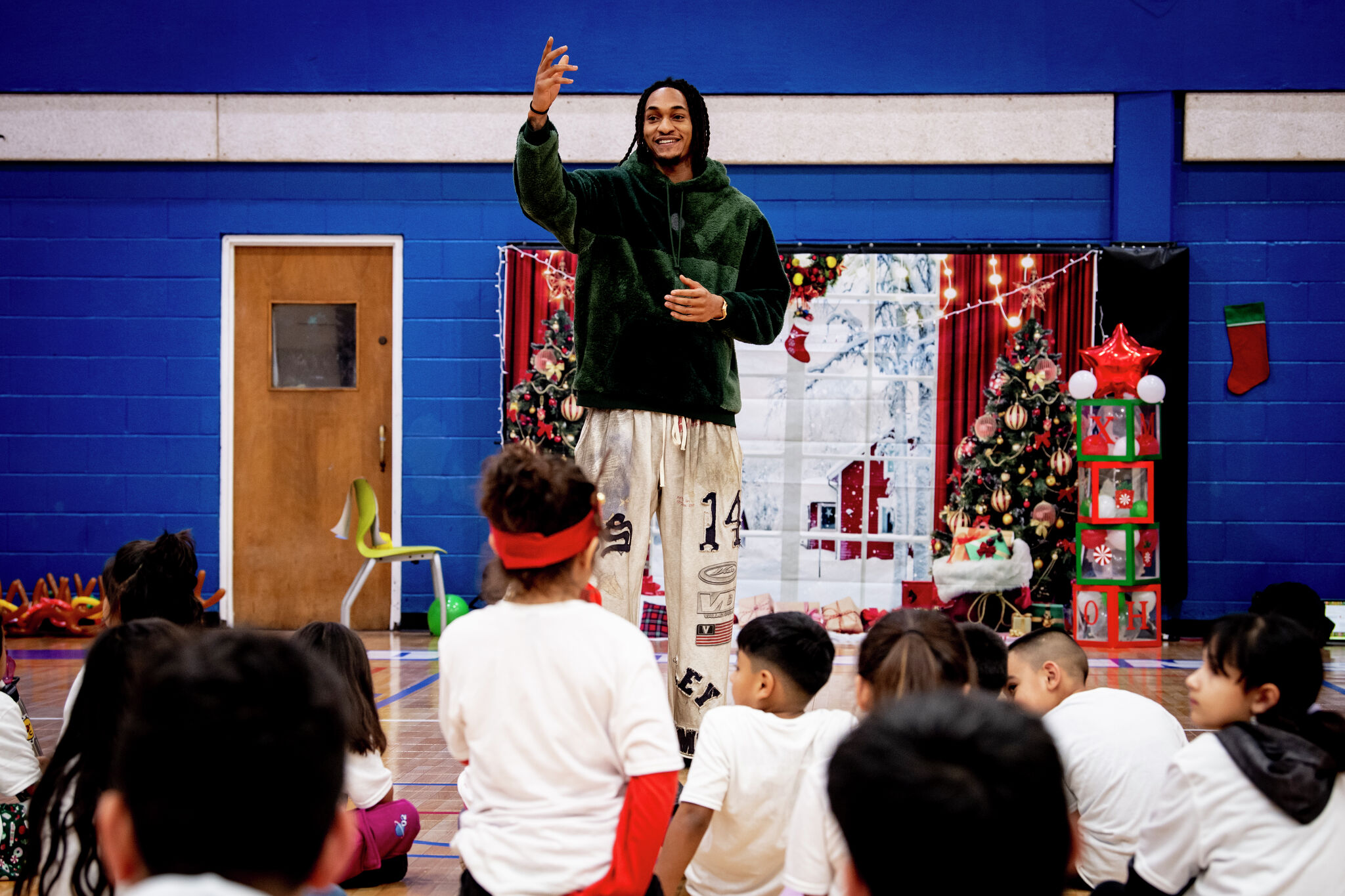 Spurs-Spieler Devin Vassell bringt Weihnachtsfreude zu Kindern in San ...