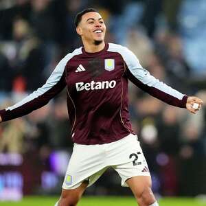 Aston Villa vence 2-1 al Man United y logra su décima victoria consecutiva
