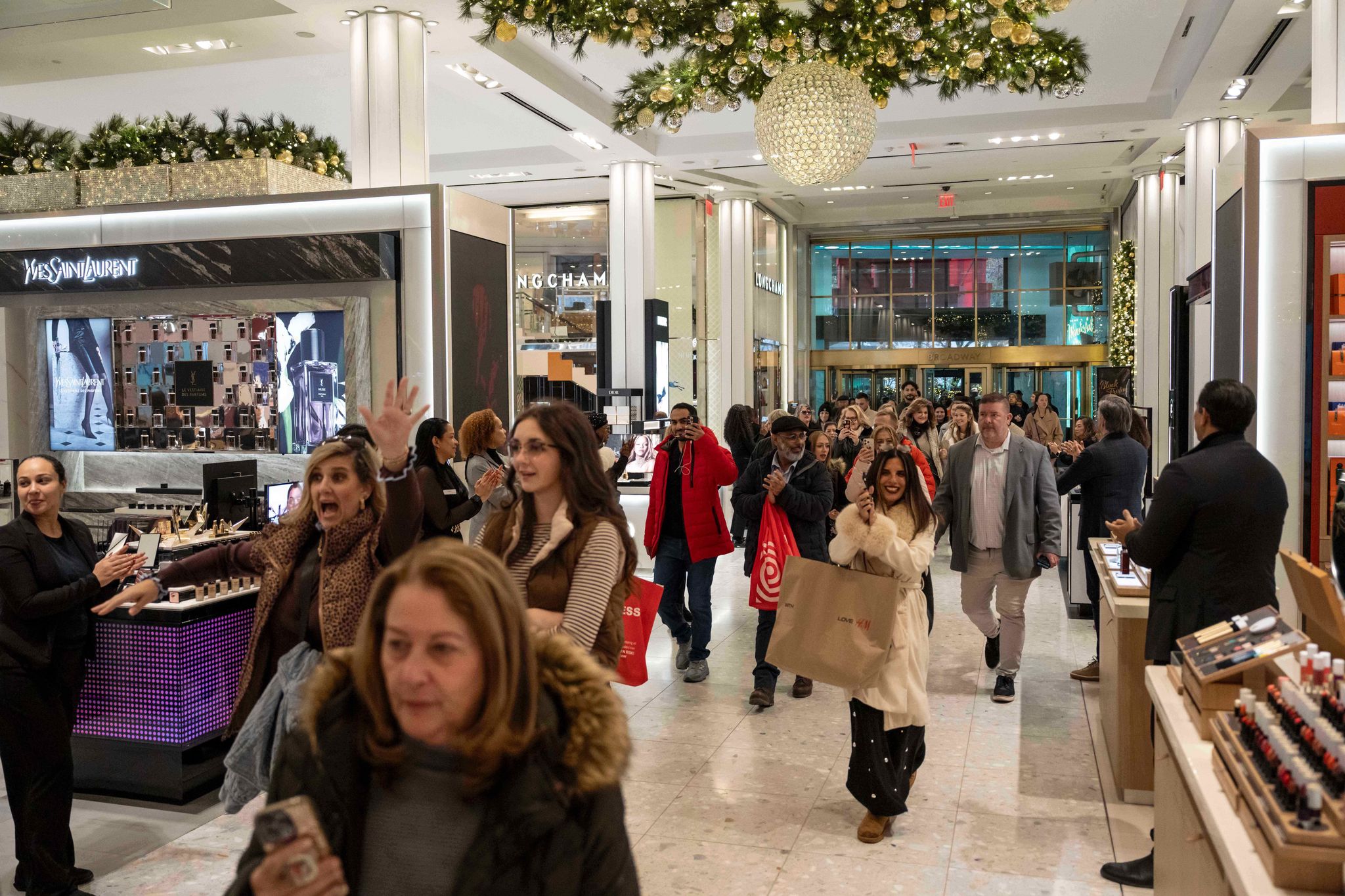 Department stores try to distinguish themselves as beauty lovers turn ...