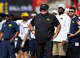 El entrenador en jefe interino de Michigan, Biff Poggi, observa cómo su equipo juega contra Nebraska durante la primera mitad el sábado 20 de septiembre de 2025 en Lincoln, Nebraska.