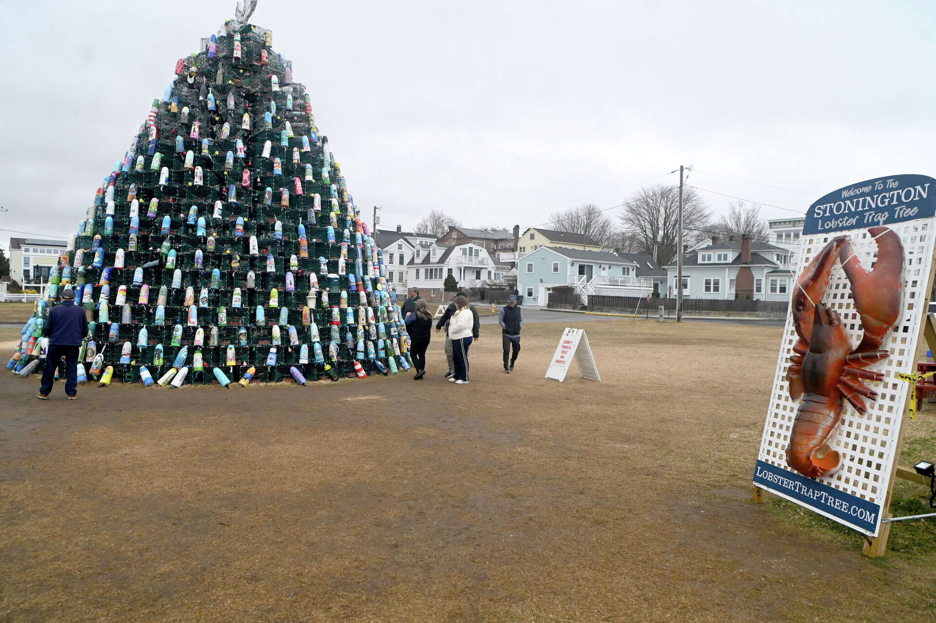 Offbeat holiday events: Dine in a gingerbread house, and behold a lighted  beer keg tree - Los Angeles Times, image size:1920x1279