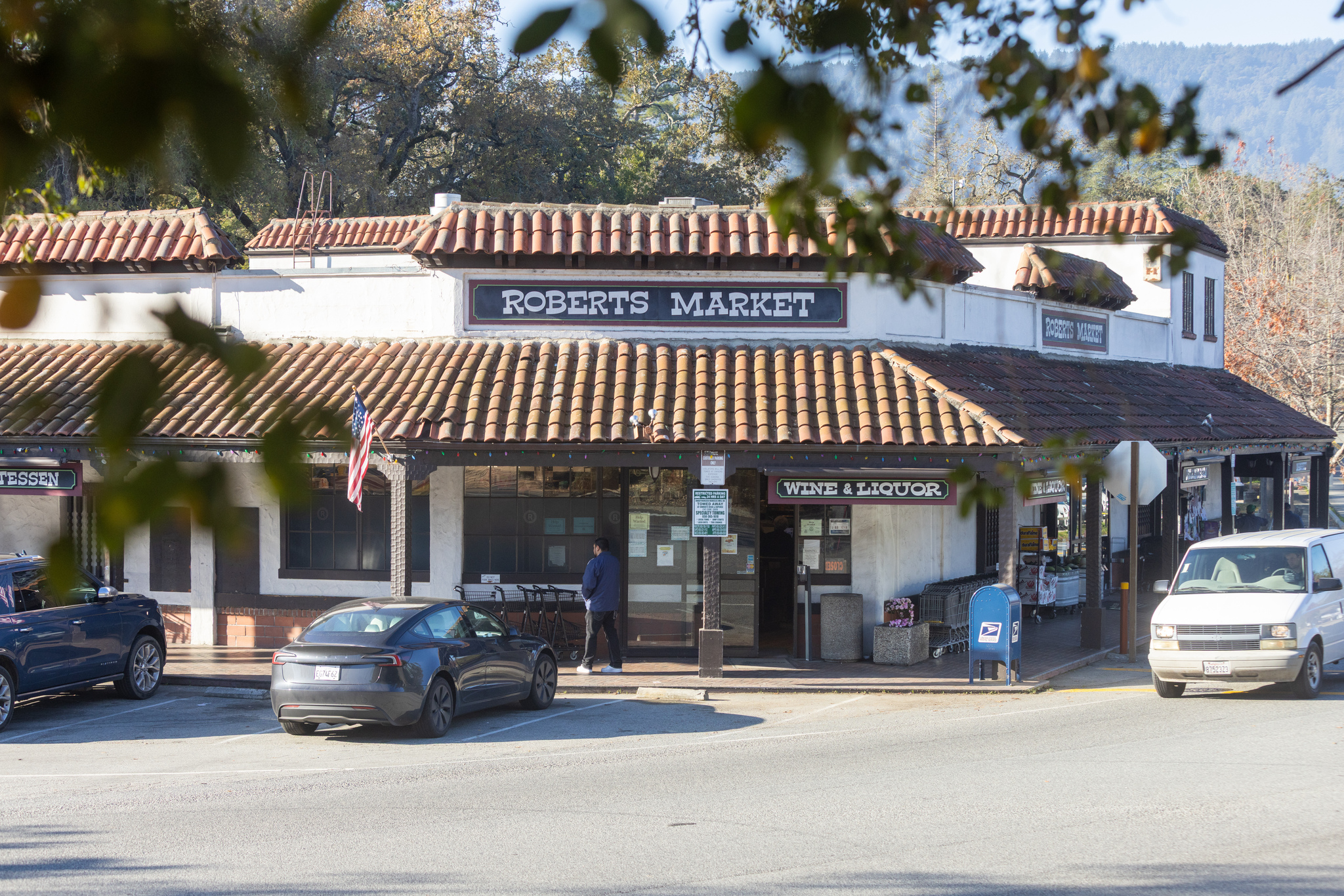 The richest people in America shop at this 137-year-old Calif. grocery store