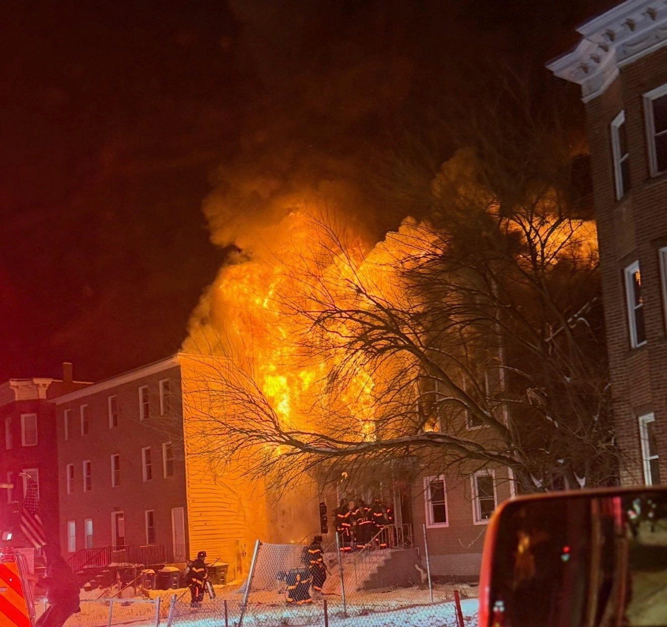 Fire rips through vacant Hartford apartment building