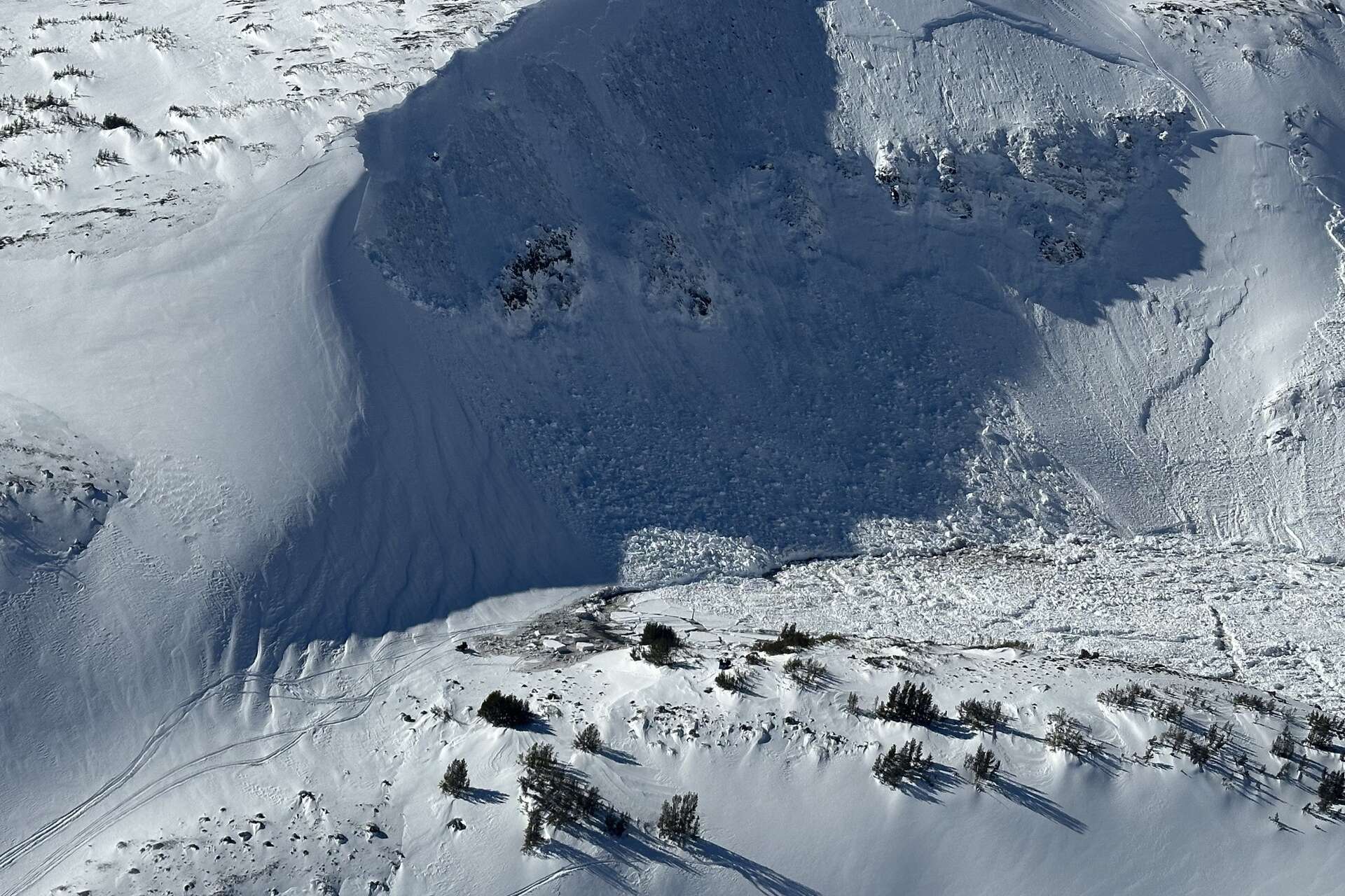 Snowmobilers set off large avalanche in Sierra, burying one