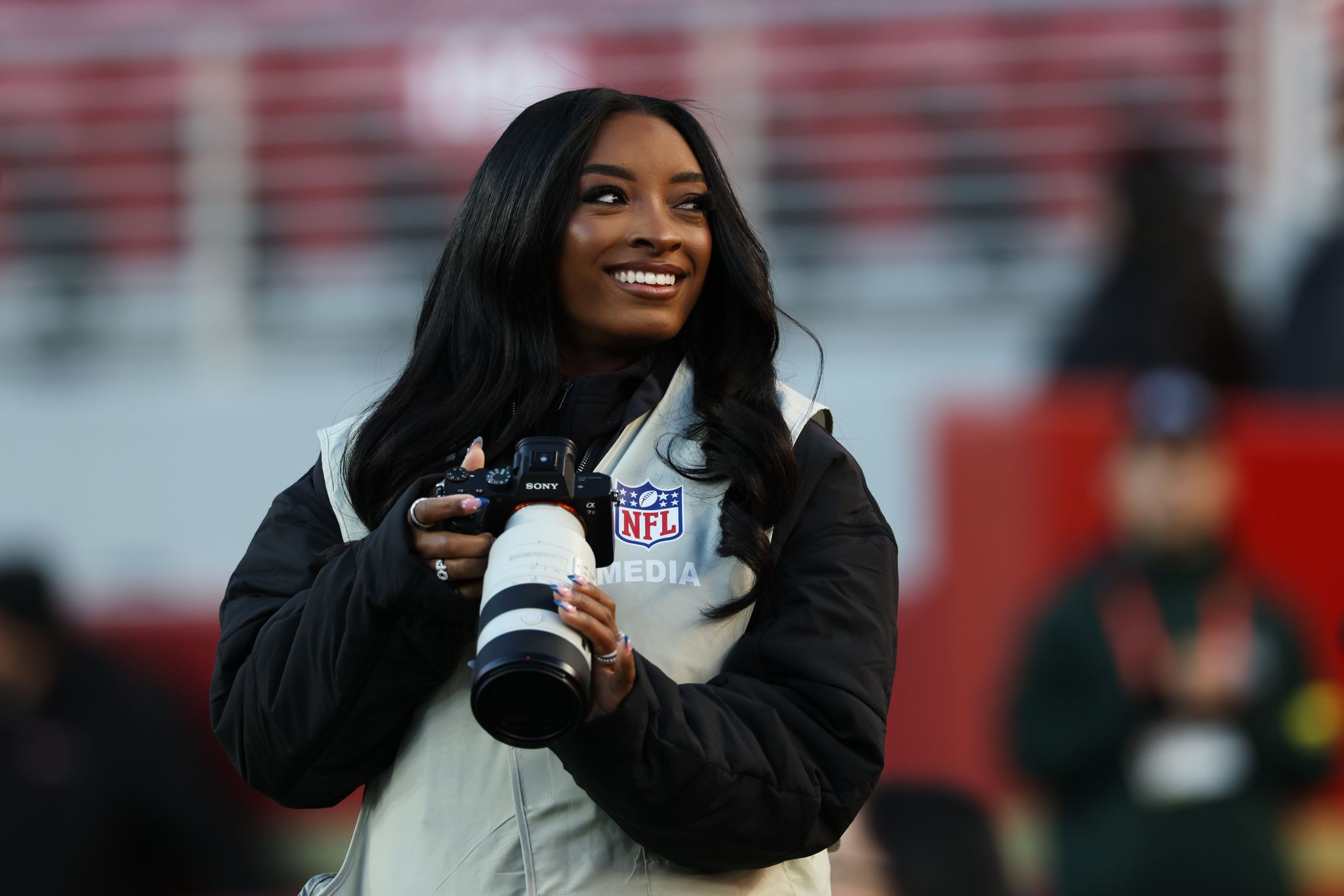 Simone Biles spends a night on the other side of the camera at 49ers-Bears