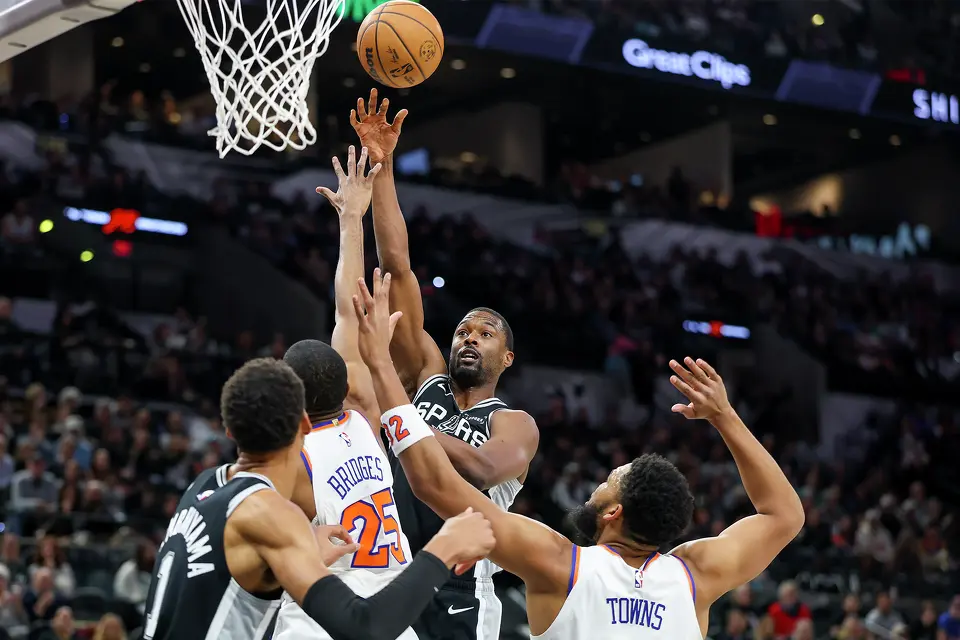 San Antonio Spurs forward Harrison Barnes (40) shoots over New York Knicks guard Mikal Bridges (25) during the first half of an NBA game in San Antonio, Wednesday, Dec. 31, 2025. The Spurs beat the Knicks 134-132.