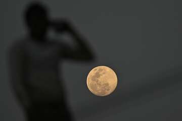 What time is the full moon tonight? Best time to see January supermoon