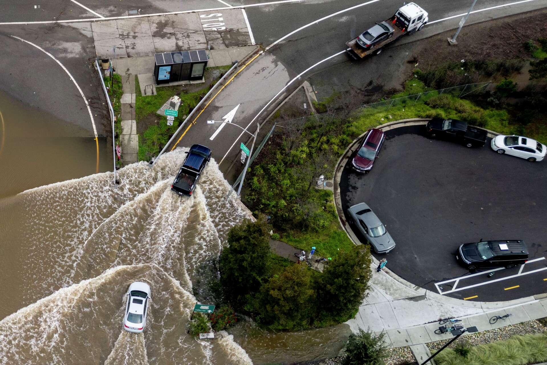 Bay Area flooding closes roads, strands motorists