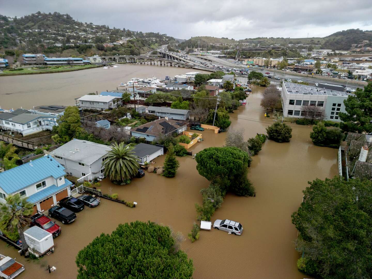Bay Area flooding closes roads, strands motorists
