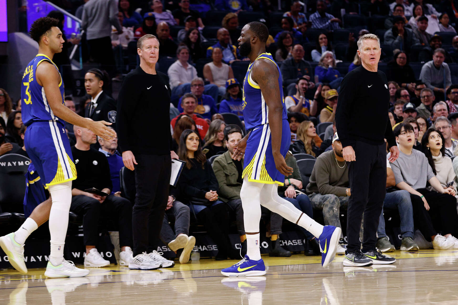Warriors’ Steph Curry gets hot, Draymond Green ejected in win vs. Jazz