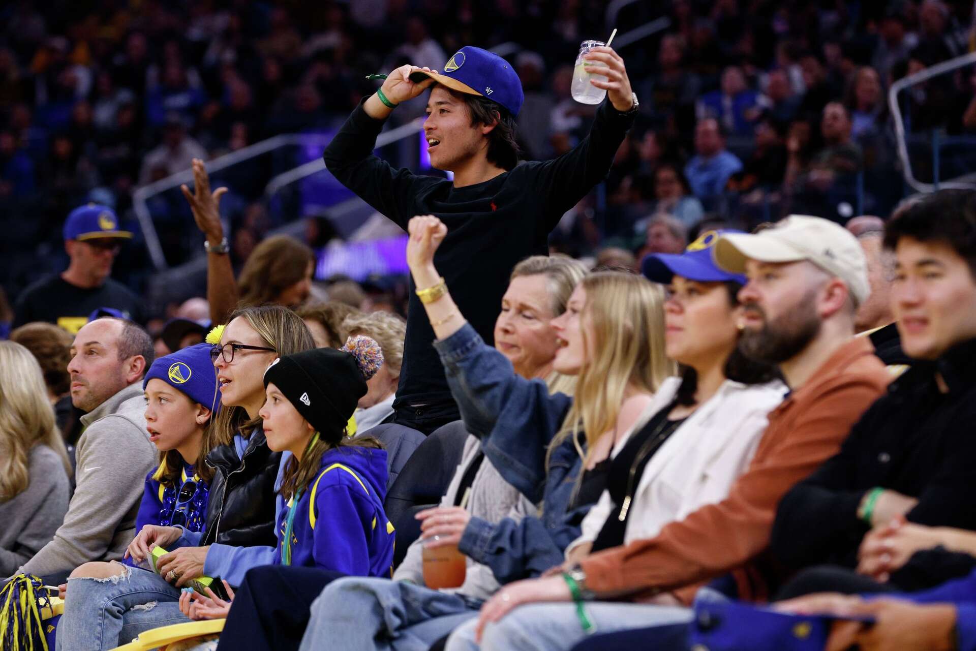 Warriors’ Steph Curry gets hot, Draymond Green ejected in win vs. Jazz