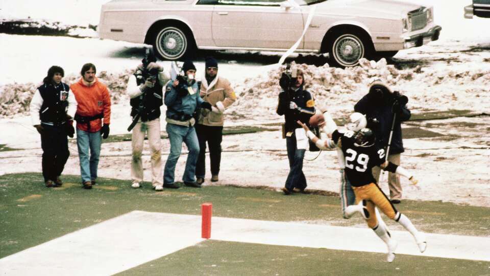 01/06/1980 - Houston Oilers Mike Renfro (82) catches a Dan Pastorini pass over the fingers of Pittsburgh Steelers' cornerback Ron Johnson (29) for an apparent touchdown in the third quarter at Three Rivers Stadium. Following an officials' huddle and brief delay, referee Jim Tunney signaled the catch incomplete which nullified the score.