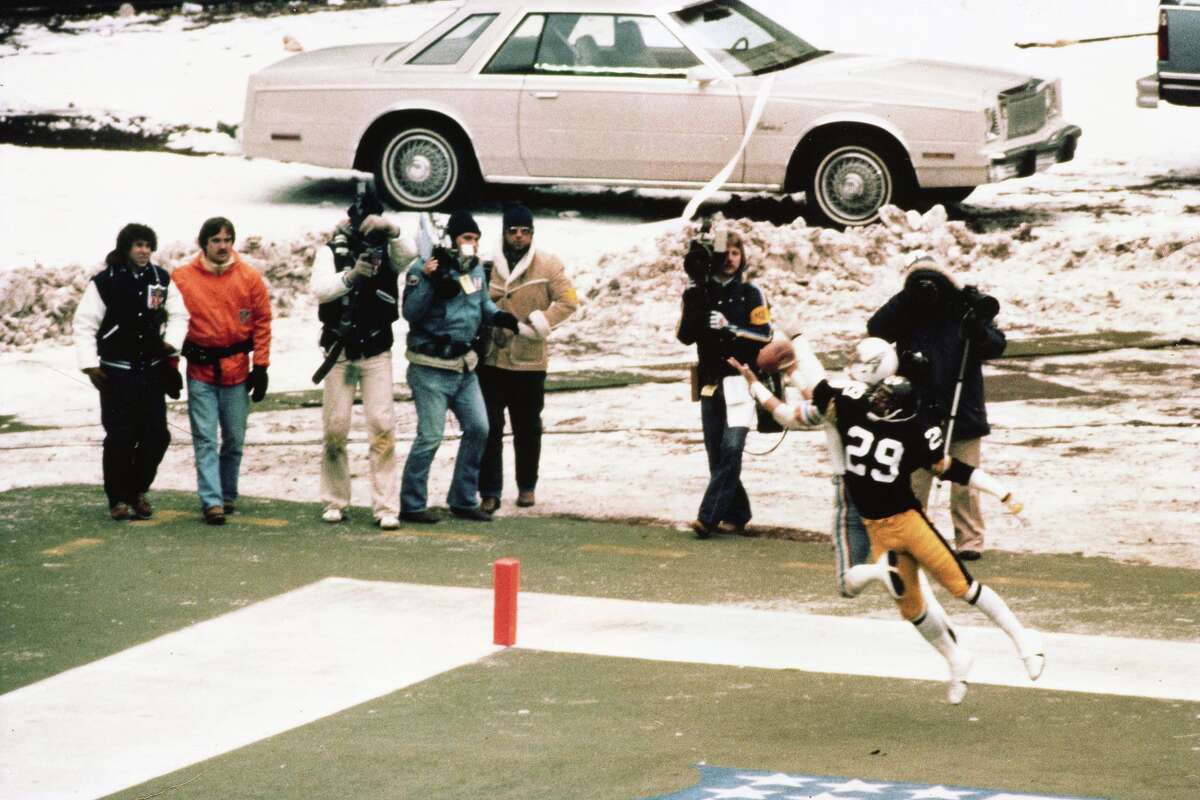 01/06/1980 - Houston Oilers Mike Renfro (82) catches a Dan Pastorini pass over the fingers of Pittsburgh Steelers' cornerback Ron Johnson (29) for an apparent touchdown in the third quarter at Three Rivers Stadium. Following an officials' huddle and brief delay, referee Jim Tunney signaled the catch incomplete which nullified the score.
