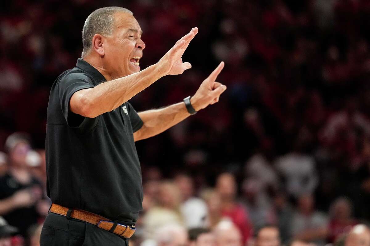 Houston head coach Kelvin Sampson yells out instructions to his team during the second half of an NCAA college basketball game against Texas Tech at Fertitta Center in Houston, Tuesday, Jan. 6, 2026.