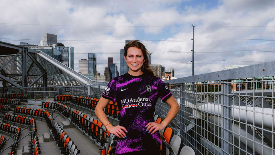 Leah Klenke has signed a three-year deal with the Houston Dash.