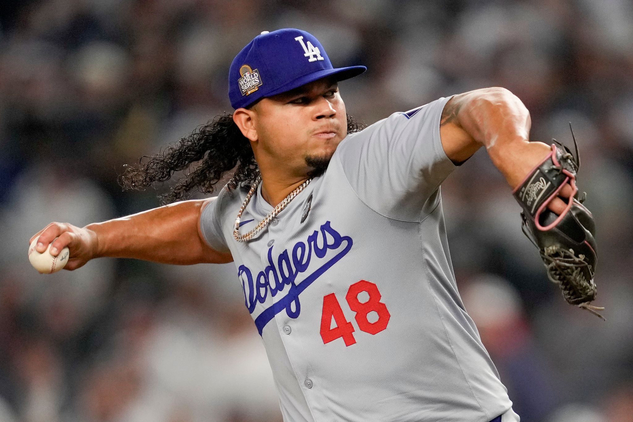 Dodgers sign reliever Brusdar Graterol to $2.8 million deal after he missed 2025 season