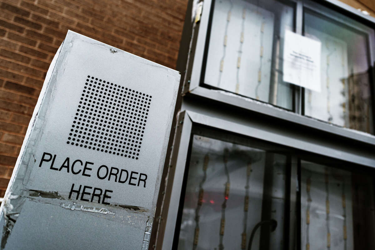 A fast-casual concept that prioritized drive-thru and take-out options has closed all Texas locations, according to reports.