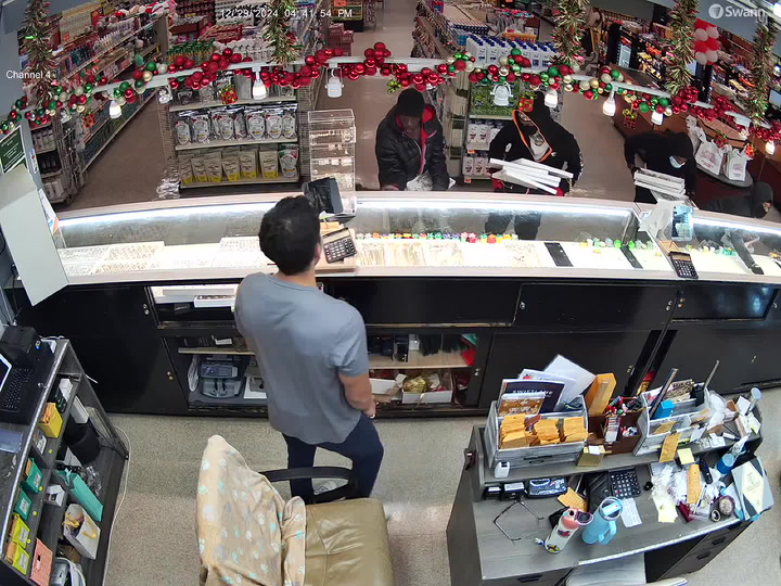 Thieves smash cases, steal jewelry worth $600K from Dallas shop in ...