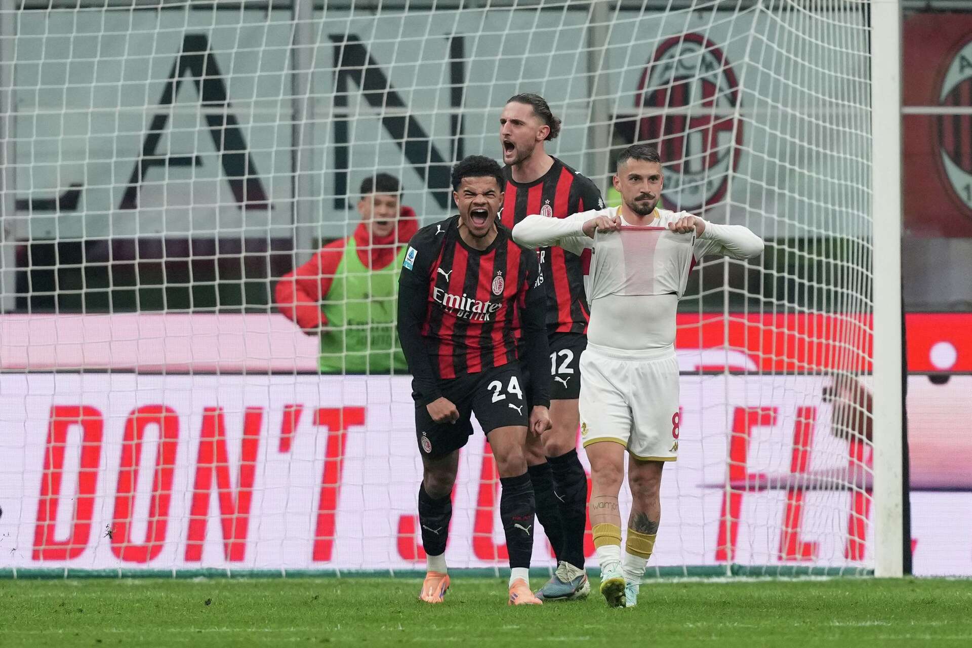 Leão salva o Milan no fim, mas empate dramático com o Genoa freia caça à Inter