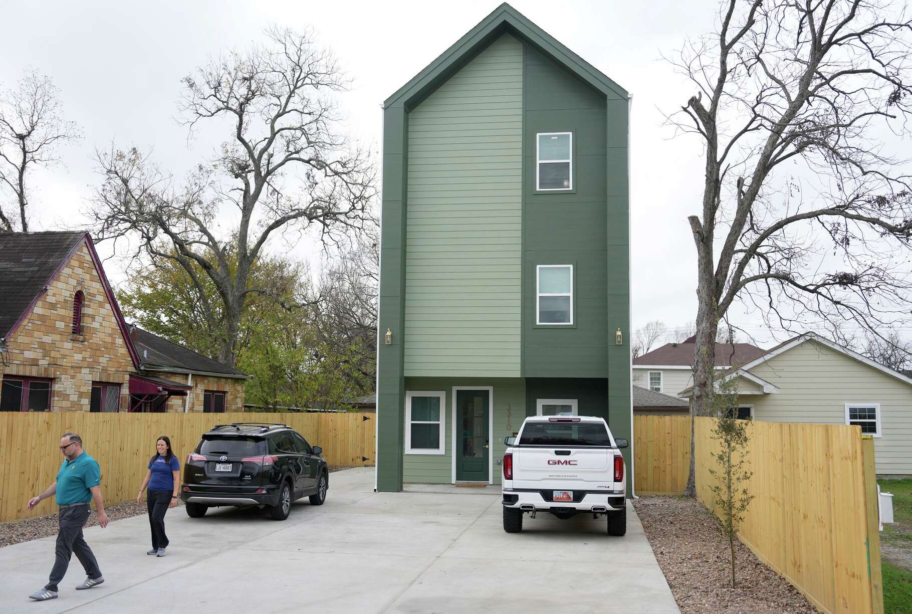 Ryan McCarthy, CEO of Passive Investor Network, left, and Gayle Abrahams, CFO PadSplit, right, are shown at a co-living home in Houston Friday, Jan. 9, 2026.