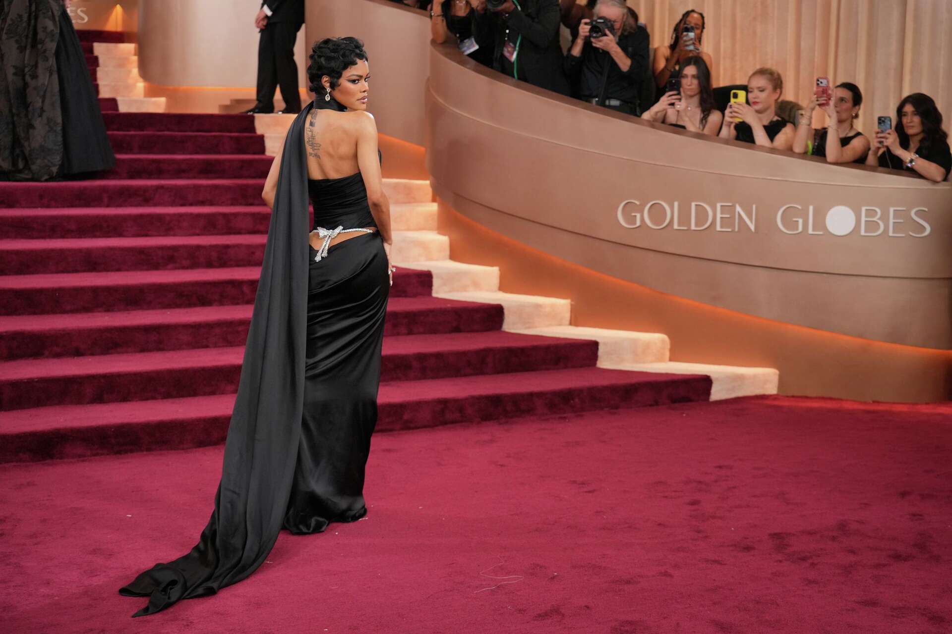 green emerald velvet dress Sarah Hyland Black Mermaid Gown 70th Annual Golden Globe Awards 2013