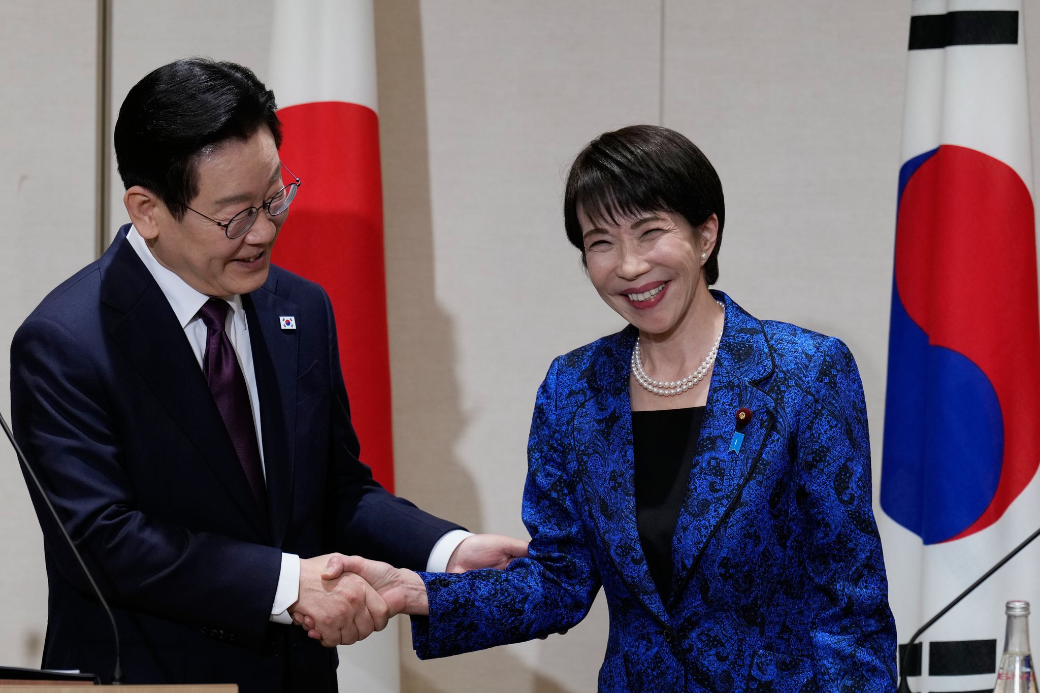 Leaders of South Korea and Japan agree to improve cooperation