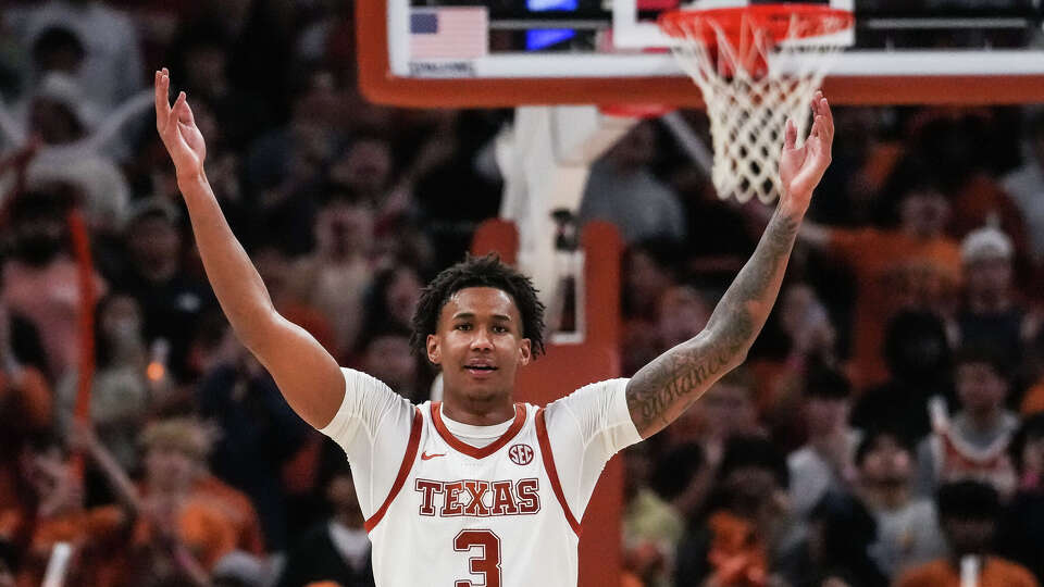 Texas Longhorns forward Dailyn Swain (3) puts his hands up to the crowd as the clock winds down in the second half as the Longhorns take on the Vanderbilt Commodores at the Moody Center in Austin, Jan. 14, 2026.