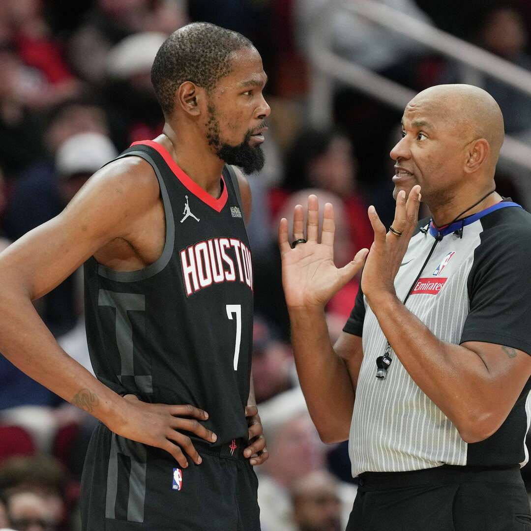 Houston Rockets forward Kevin Durant (7) talks with referee Kevin Scott (24) about a call against him as they take on the Oklahoma City Thunder at the Toyota Center in Houston on Thursday, Jan. 15, 2026.