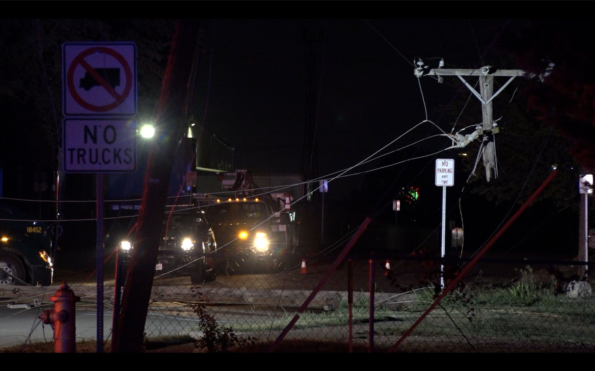 18-wheeler knocks out power when it snags utility wires in Irving